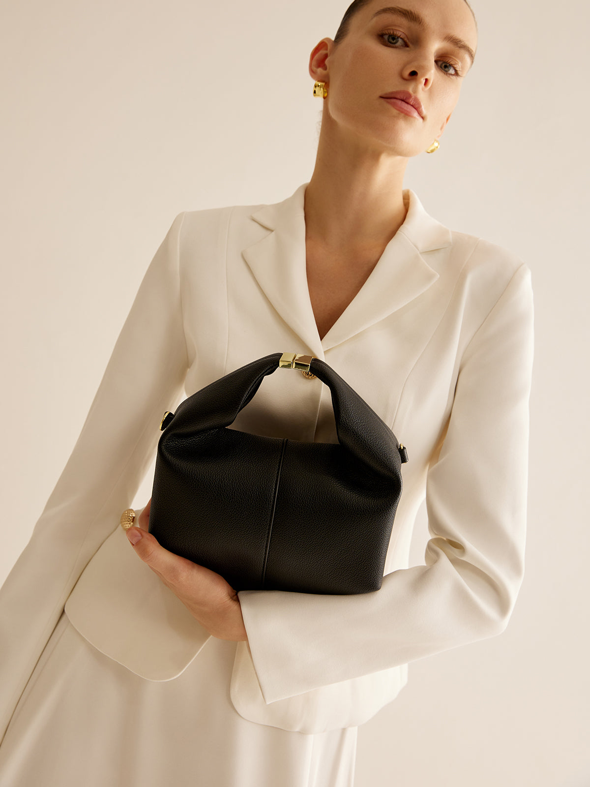 Sac à main rond avec accents métalliques