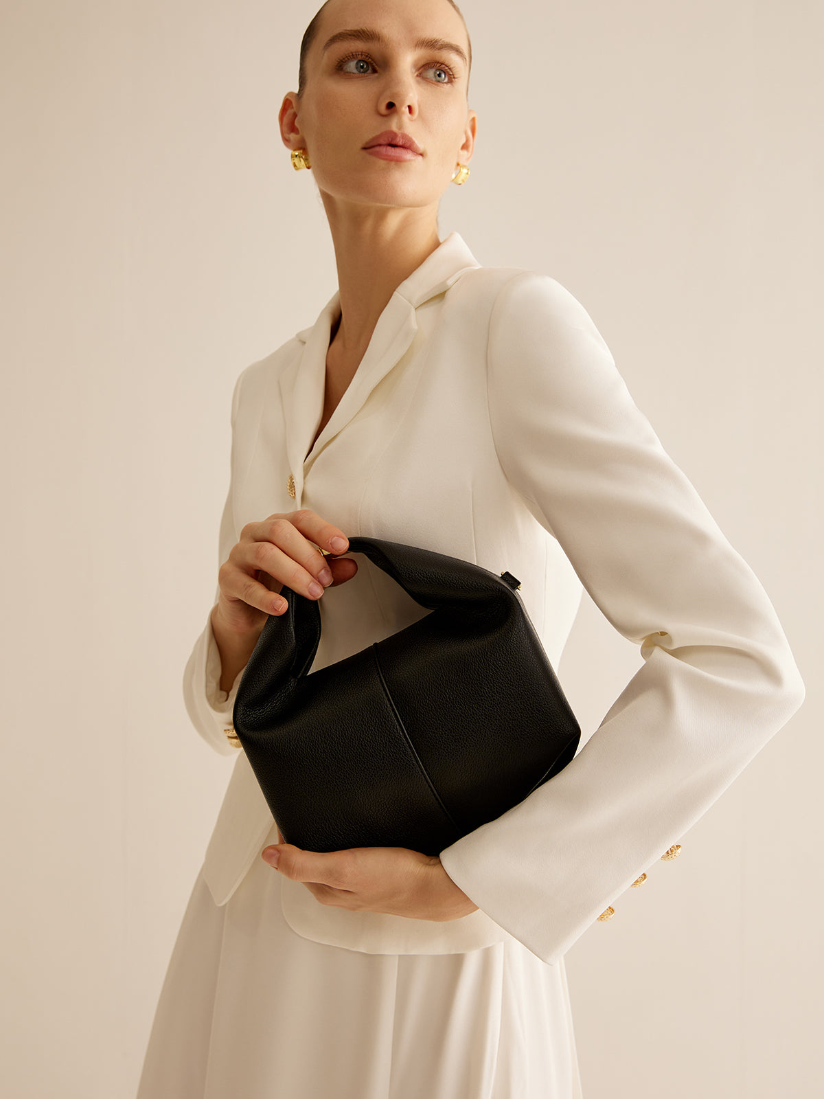 Sac à main rond avec accents métalliques