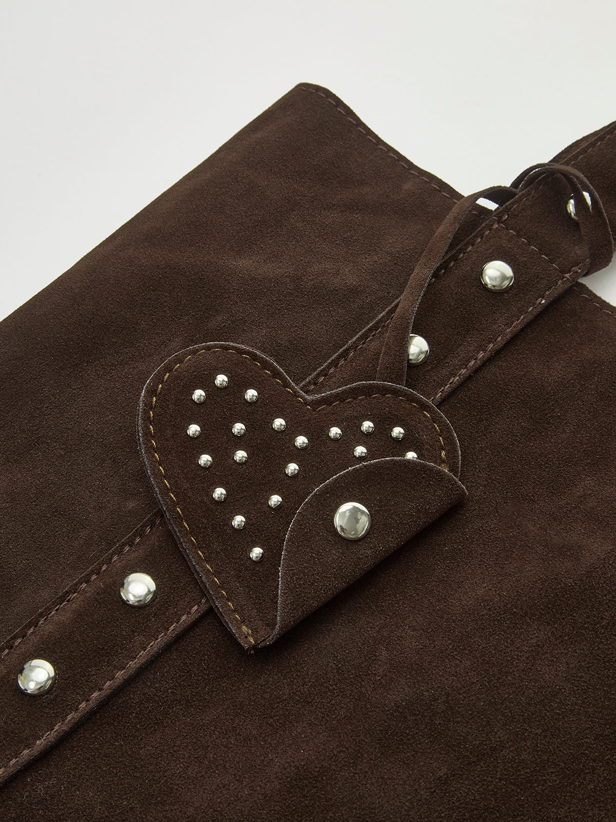 Sac à main à fermoir clouté avec bouton