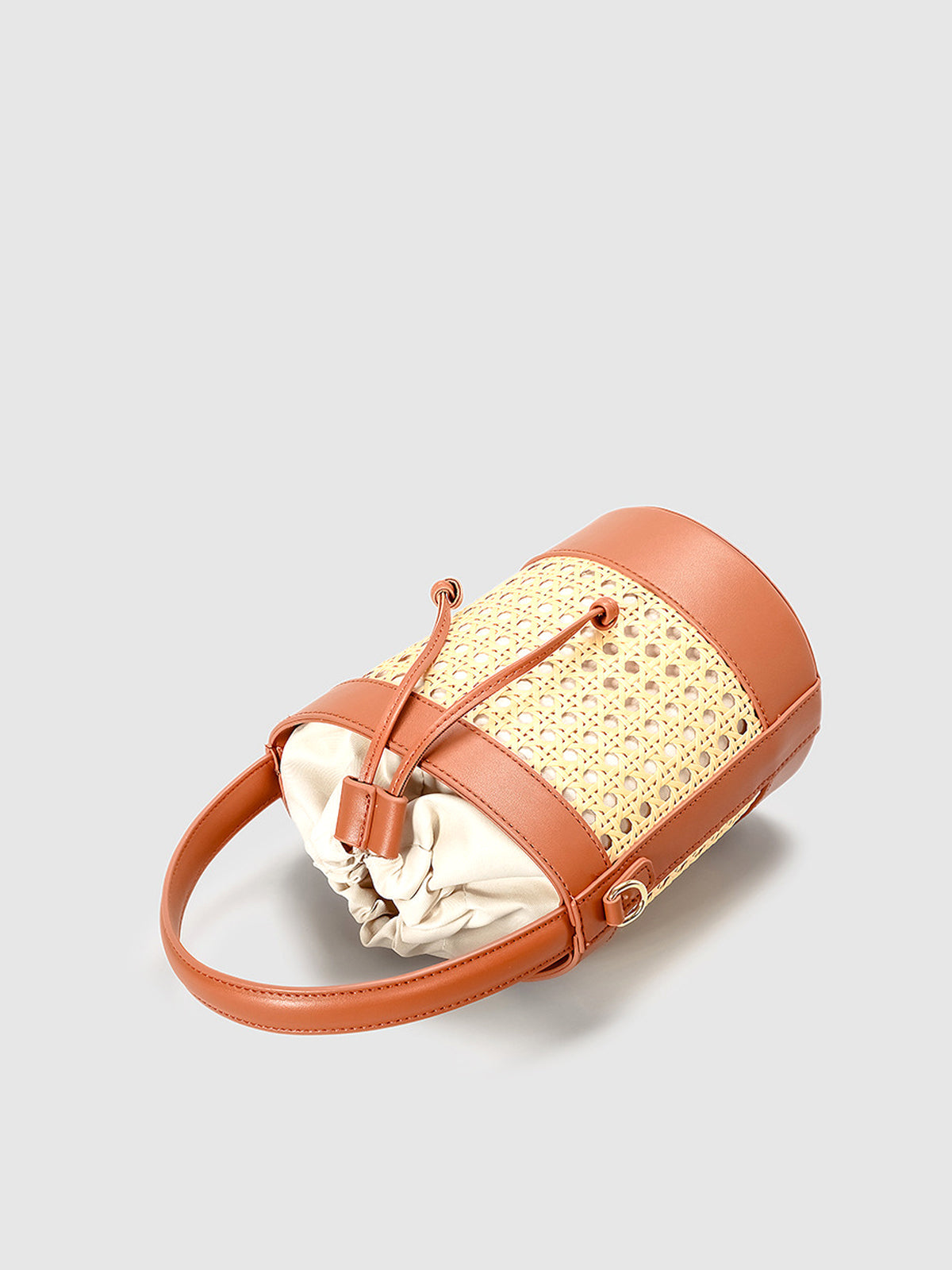 Panier en rotin avec cordon