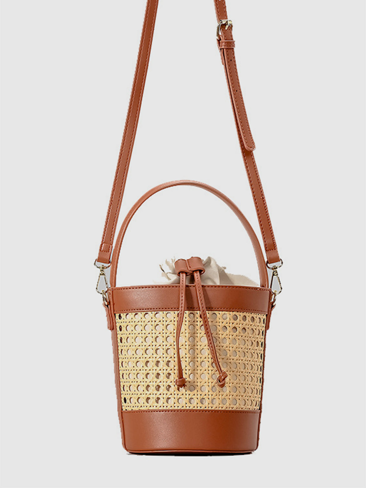 Panier en rotin avec cordon