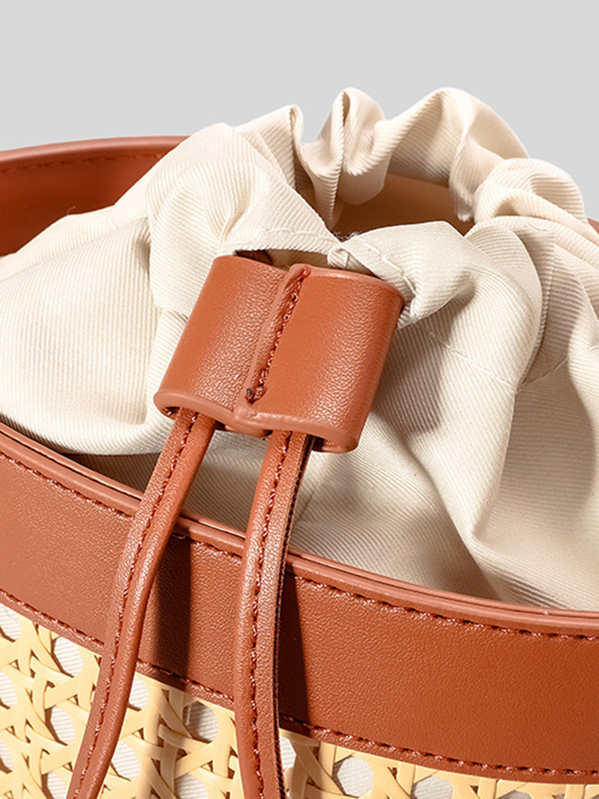 Panier en rotin avec cordon