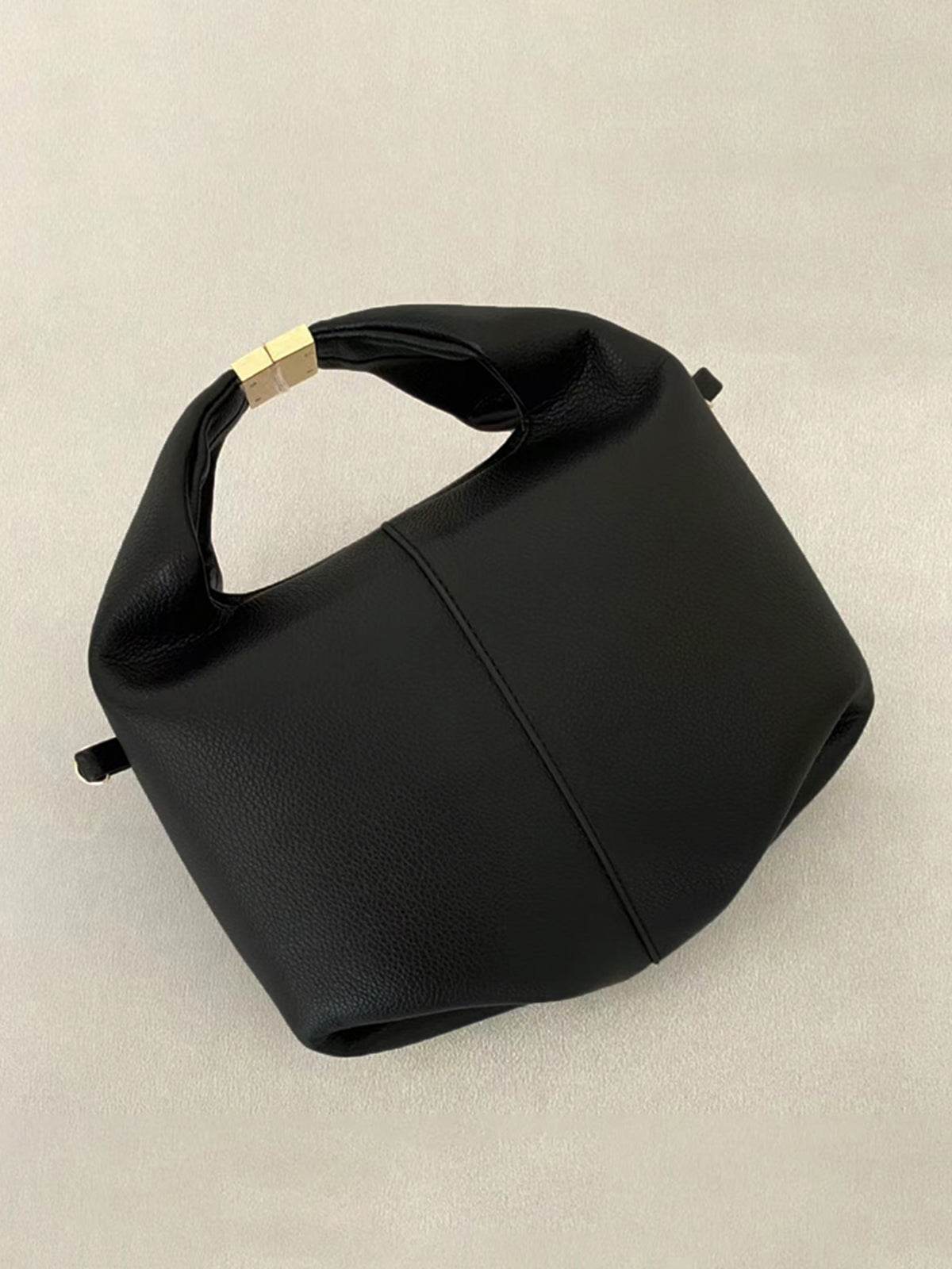 Sac à main rond avec accents métalliques