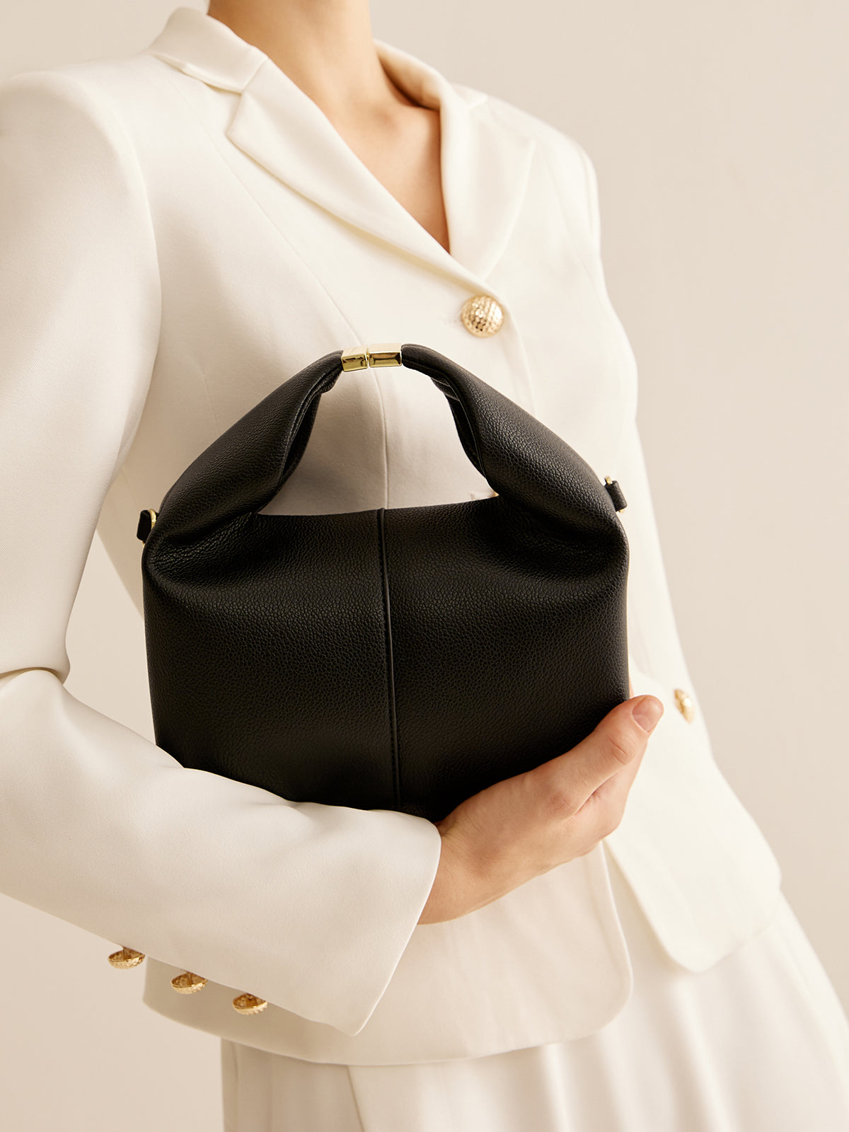 Sac à main rond avec accents métalliques