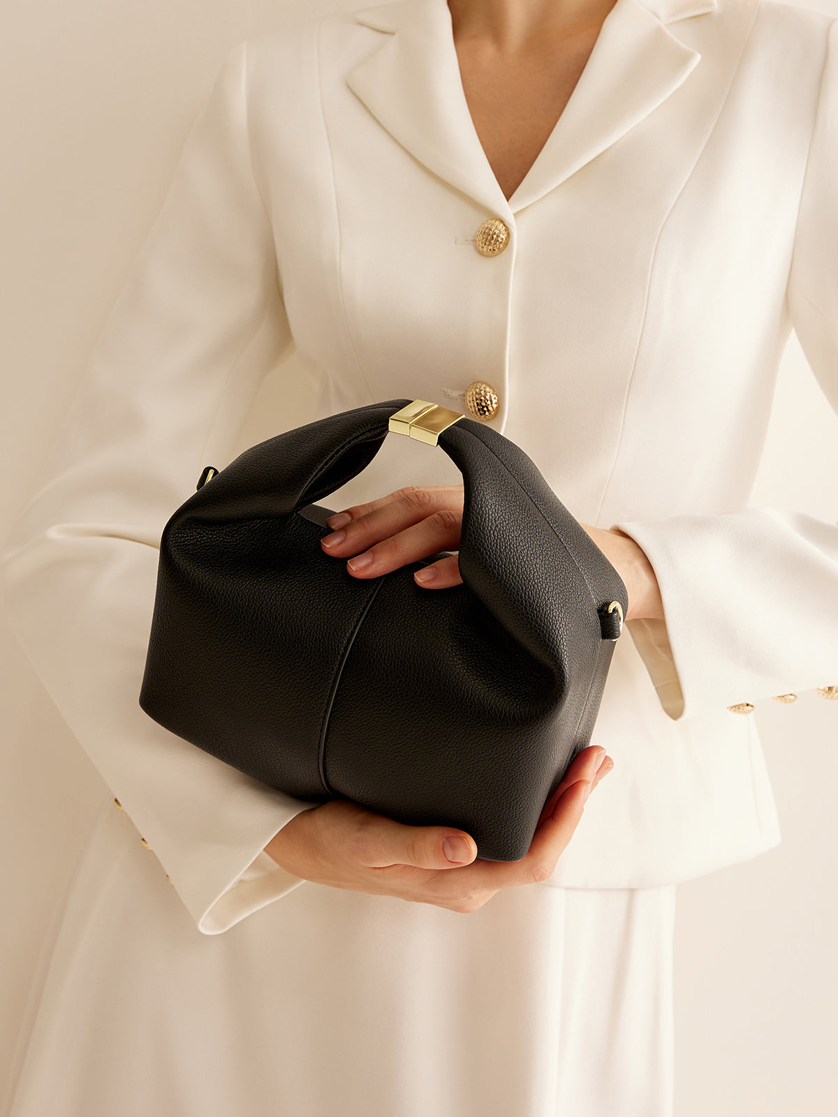 Sac à main rond avec accents métalliques