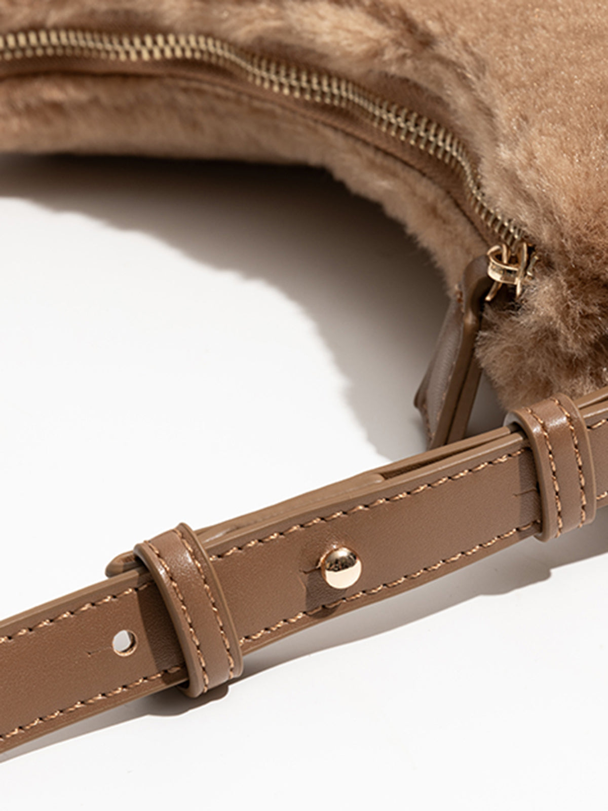 Sac à aisselle en peluche avec bandoulière réglable