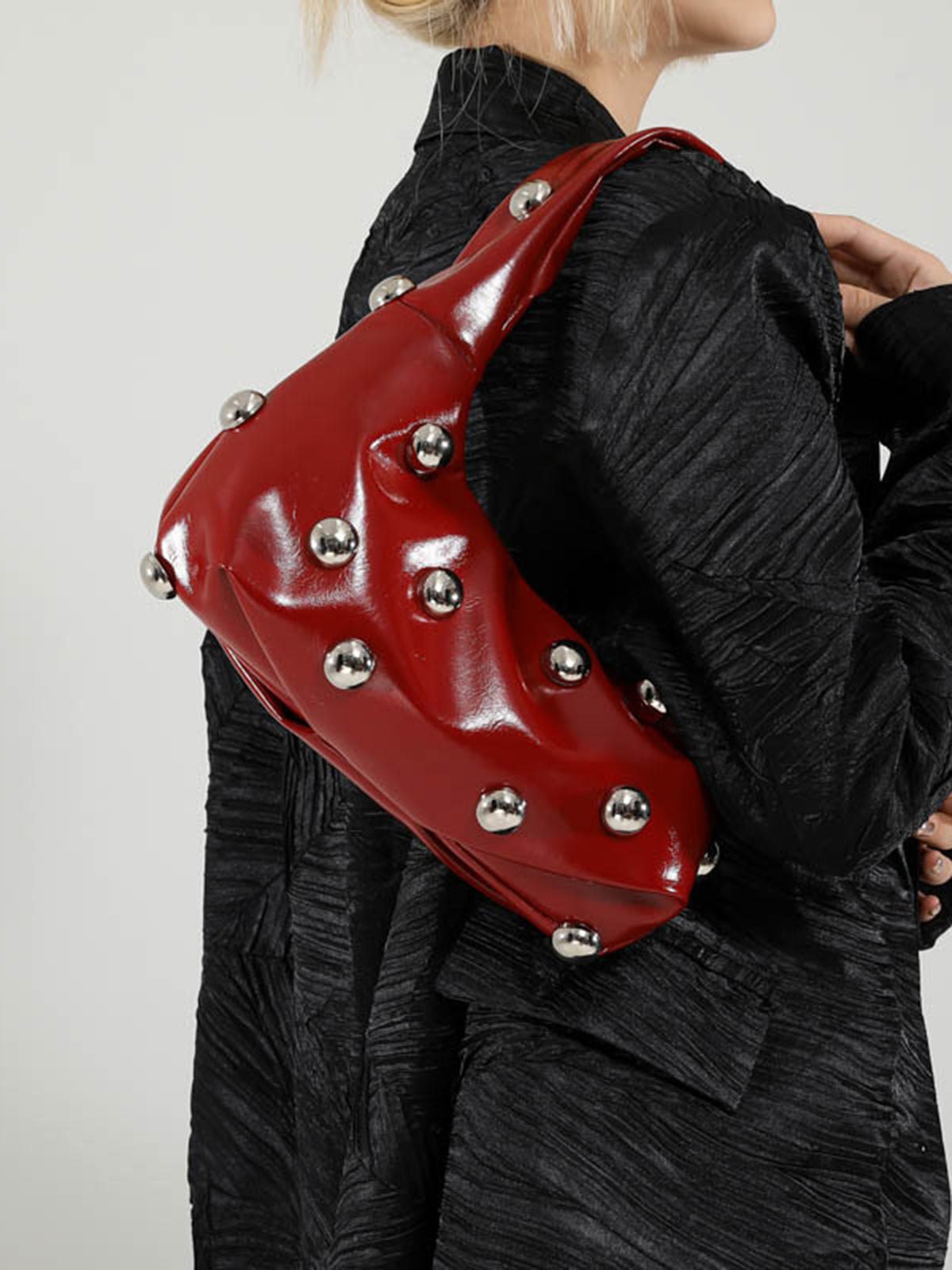 Sac à main arrondi avec clous