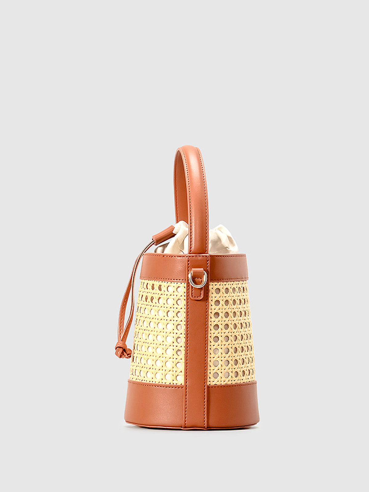Panier en rotin avec cordon
