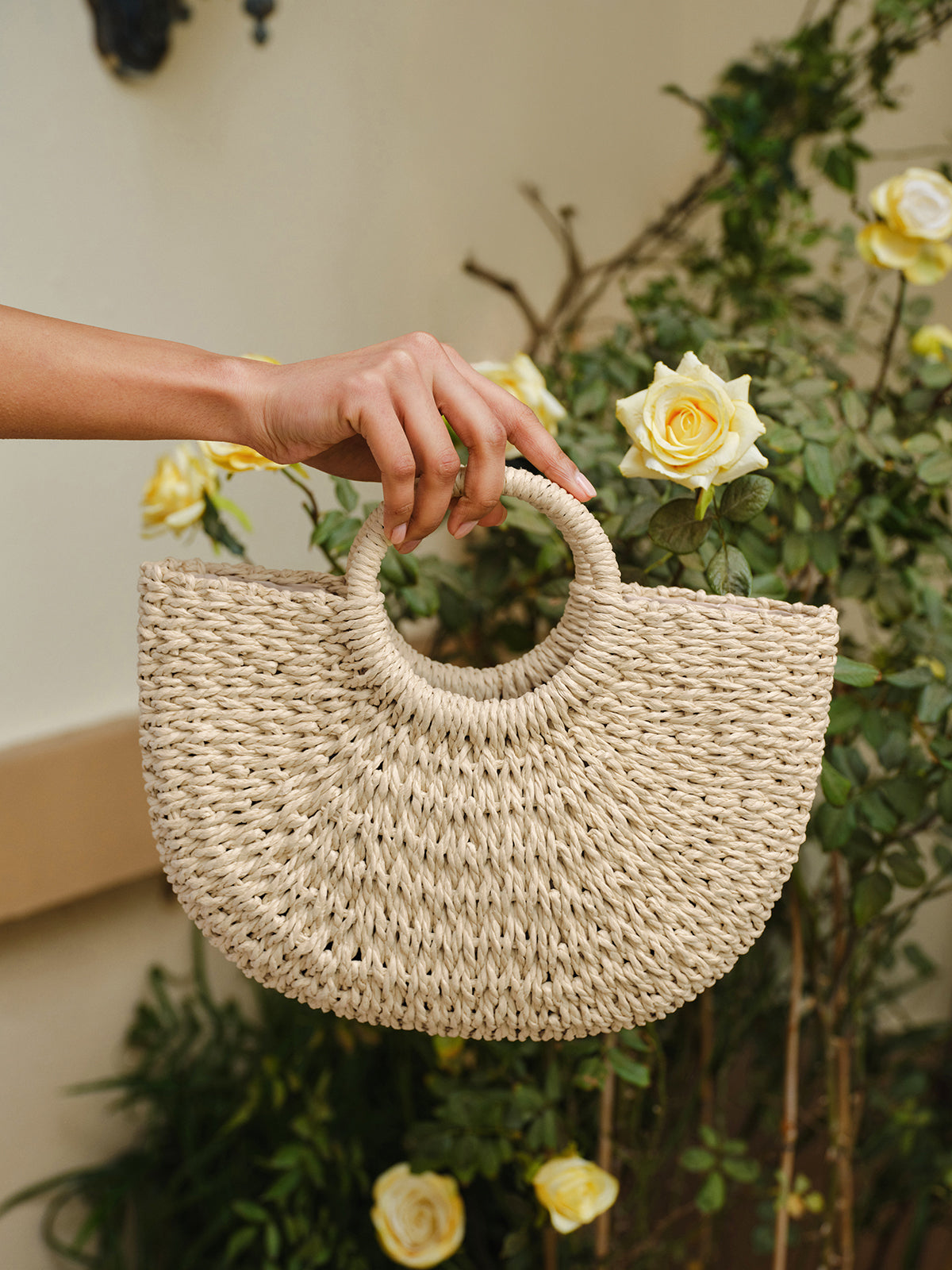 Sac fourre-tout en paille tissée, design demi-lune