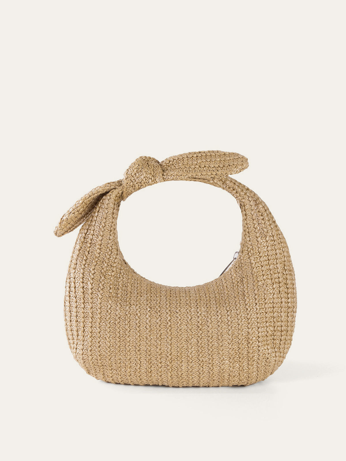 Panier en paille avec nœud décoratif