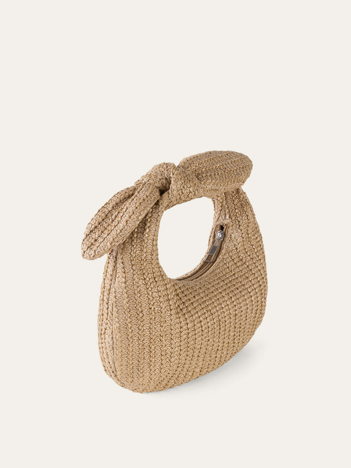 Panier en paille avec nœud décoratif