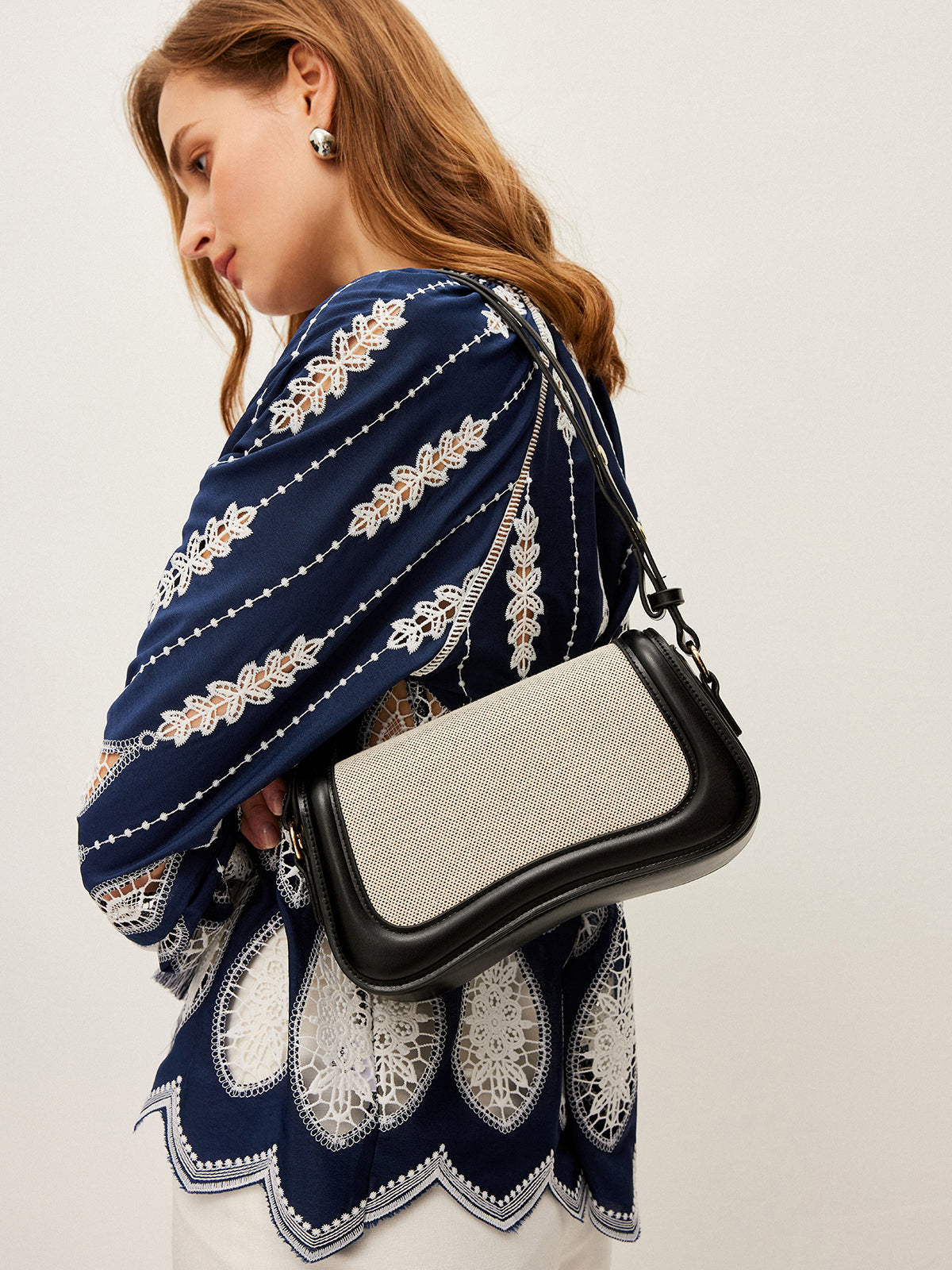 Sac à main bicolore avec une bandoulière ajustable